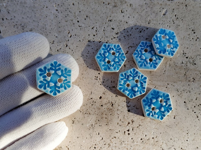 Boutons géométriques en céramique, Set de six boutons hexagones bleu turquoise, boutons à coudre fait main en porcelaine. image 3