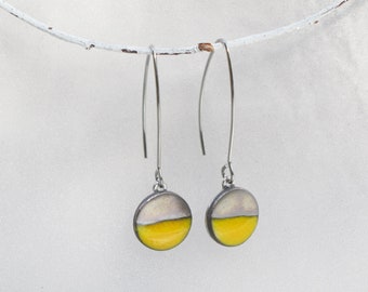 Longues boucles d'oreilles jaune et argent fait main en céramique, crochets acier chirurgical, boucles d'oreilles minimalistes rondes.