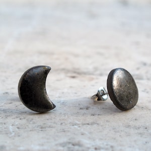 Per UOMO orecchini asimmetrici a forma di luna piena e mezzaluna nera, orecchini unisex in ceramica fatti a mano.