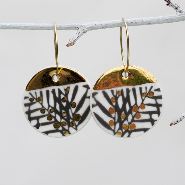 Design feuilles noires. Grandes boucles d'oreilles en porcelaine blanche et or 22 carats. Fait main en céramique.