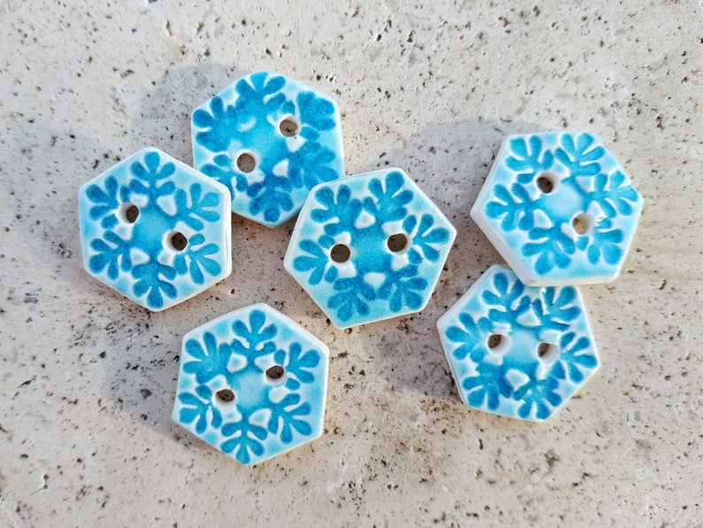 Boutons géométriques en céramique, Set de six boutons hexagones bleu turquoise, boutons à coudre fait main en porcelaine. image 1