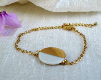 Bracelet blanc et or fait main en porcelaine. Chaîne réglable en acier inoxydable plaqué or. Bracelet minimaliste en céramique.