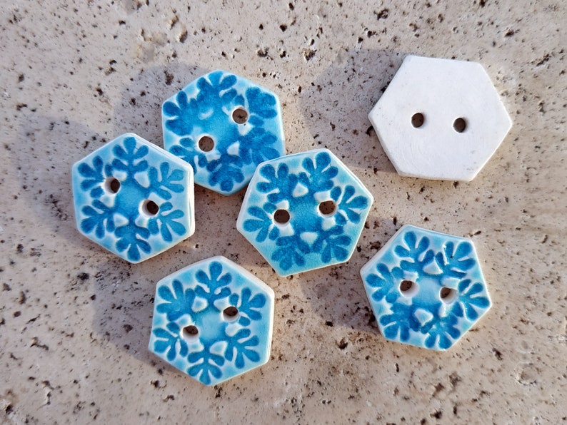 Boutons géométriques en céramique, Set de six boutons hexagones bleu turquoise, boutons à coudre fait main en porcelaine. image 2