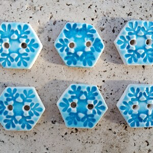 Boutons géométriques en céramique, Set de six boutons hexagones bleu turquoise, boutons à coudre fait main en porcelaine. image 4