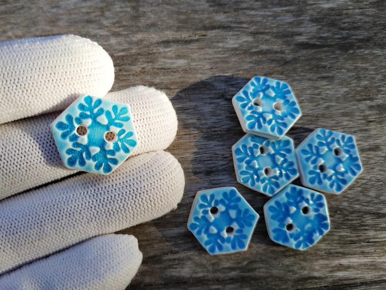 Boutons géométriques en céramique, Set de six boutons hexagones bleu turquoise, boutons à coudre fait main en porcelaine. image 5