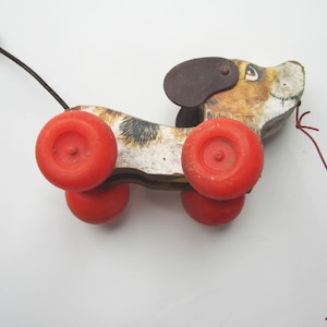 Op de afbeelding: Een set van drie keramische mokken met een gespikkelde, matte afwerking. De mokken zijn in de tinten crème, lichtgrijs en donkergrijs. Elke mok heeft een eenvoudig, minimalistisch ontwerp en een afgeronde handgreep.