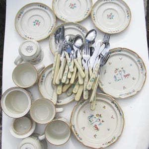 Grande lote vintage estilo "grannycore": Conjunto de cerâmica japonesa International Heartland com 14 peças e 34 talheres taiwaneses combinando.