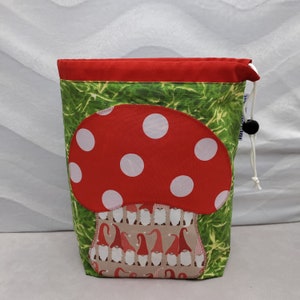 GRANDE Gnome/Toadstool Twofer, bolsa reversível para projetos, bolsa reversível para tricoteiras ou crocheteiras, totalmente forrada com cordão.