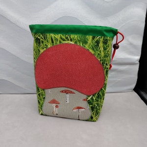 GRANDE Gnome/Toadstool Twofer, bolsa reversível para projetos, bolsa reversível para tricoteiras ou crocheteiras, totalmente forrada com cordão.