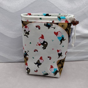 MÉDIO Twofer gnomo/cogumelo, bolsa de projeto reversível, bolsa reversível para tricoteiras ou crocheteiras, totalmente forrada com cordão.