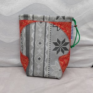MÉDIO Twofer gnomo/cogumelo, bolsa de projeto reversível, bolsa reversível para tricoteiras ou crocheteiras, totalmente forrada com cordão.