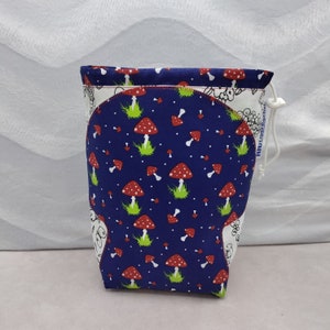 MÉDIO Twofer gnomo/cogumelo, bolsa de projeto reversível, bolsa reversível para tricoteiras ou crocheteiras, totalmente forrada com cordão.