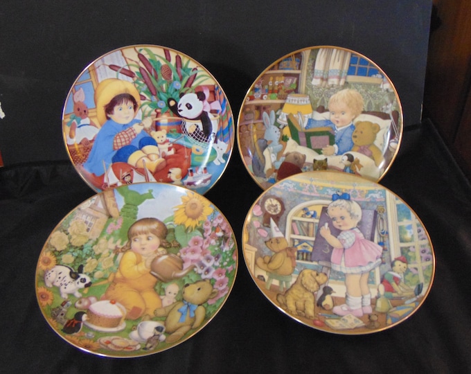 Set of 4 Carol Lawson Plates
