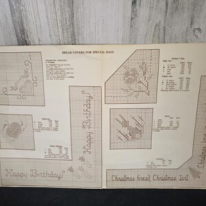 Op de afbeelding: Vintage papier met kruissteekpatronen voor broodhoezen, met ontwerpen voor Valentijnsdag, Moederdag en Kerstmis. Bevat de tekst "Happy Birthday" en "Kerstbrood, kersttent."