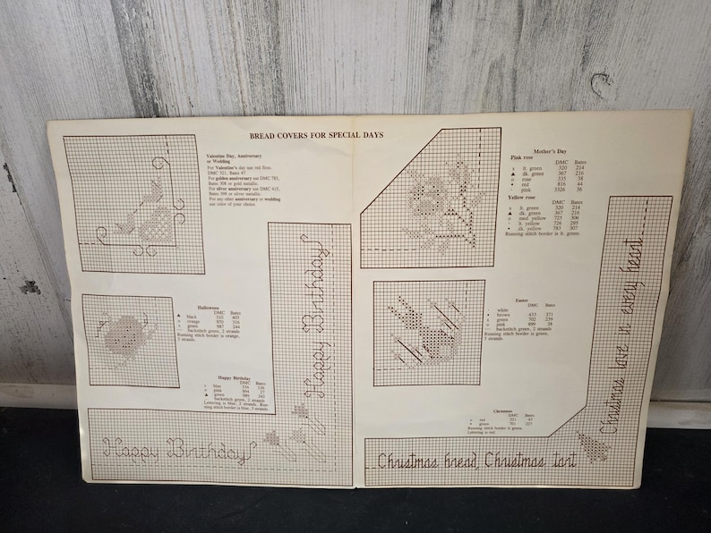 Op de afbeelding: Vintage papier met kruissteekpatronen voor broodhoezen, met ontwerpen voor Valentijnsdag, Moederdag en Kerstmis. Bevat de tekst "Happy Birthday" en "Kerstbrood, kersttent."