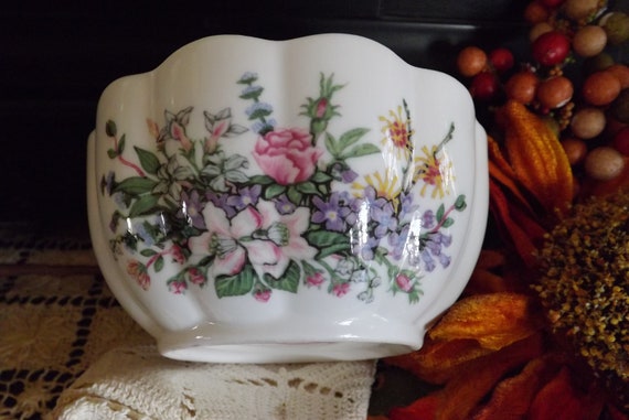 Vintage Porcelain Trinket Bowl Delicate Flowers R… - image 1