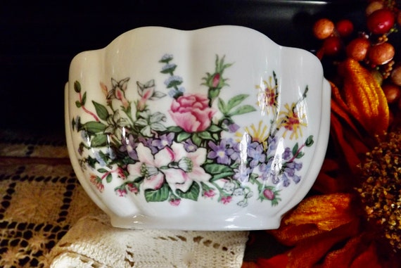 Vintage Porcelain Trinket Bowl Delicate Flowers R… - image 8