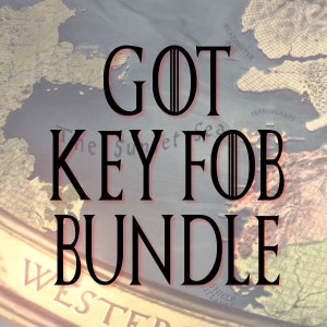 Può includere: Un'immagine in bianco e nero con il testo "GOT KEY FOB BUNDLE" sovrapposto a una mappa di Westeros dalla serie televisiva Il Trono di Spade.