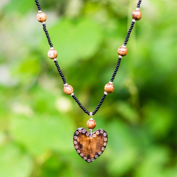 Collar de corazón marrón hecho a mano en Kenia