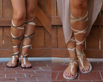 2 pares de sandalias de gladiador hasta la rodilla con cordones intercambiables. Cordones Sand Piper y Masquerade. Fabricadas en EE. UU.