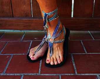 Blaue Ombre Boho Chic Gladiator Sandalen. Alle unsere Schnürsenkel sind mit unseren umweltfreundlichen, recycelbaren Sohlen austauschbar.