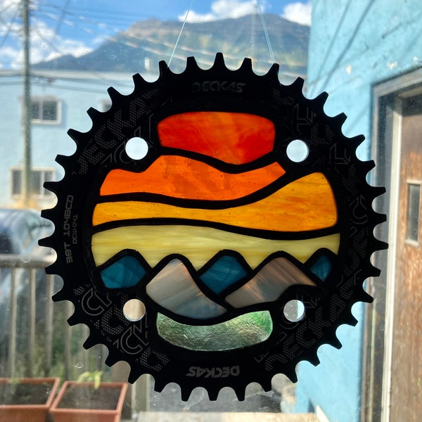 Vitral "Pôr do Sol Incandescente nas Montanhas" em Anel de Corrente de Bicicleta Reciclado
