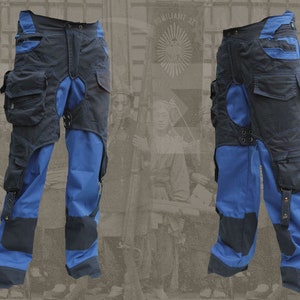 Pu&ograve; includere: Pantaloni da lavoro blu e neri con pi&ugrave; tasche e cinturini. I pantaloni hanno un design unico con una fessura nella parte anteriore e una patta sopra la fessura.