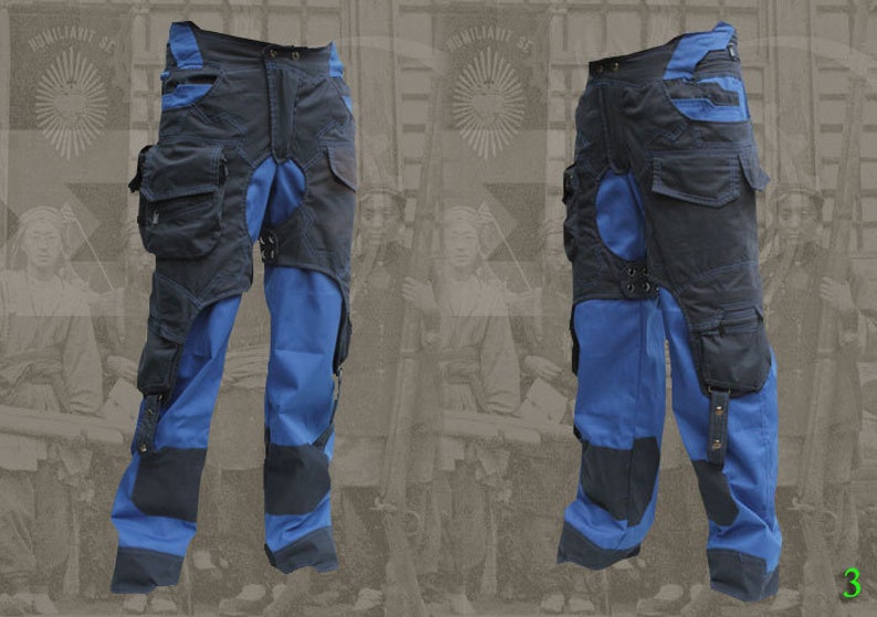 Pu&ograve; includere: Pantaloni da lavoro blu e neri con pi&ugrave; tasche e cinturini. I pantaloni hanno un design unico con una fessura nella parte anteriore e una patta sopra la fessura.