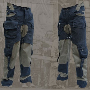 Pu&ograve; includere: Un paio di pantaloni cargo blu e grigi con pi&ugrave; tasche e cinturini. I pantaloni hanno un design unico con una gamba divisa e una patta sul retro.