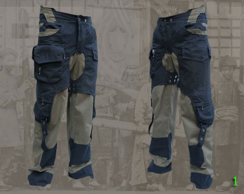 Pu&ograve; includere: Un paio di pantaloni cargo blu e grigi con pi&ugrave; tasche e cinturini. I pantaloni hanno un design unico con una gamba divisa e una patta sul retro.