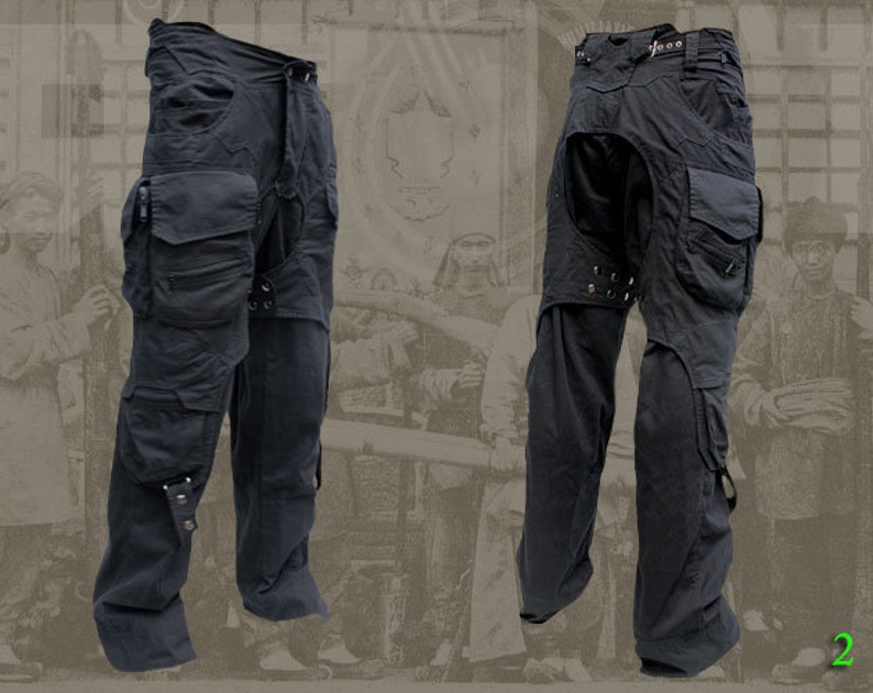 Pu&ograve; includere: Pantaloni cargo neri con pi&ugrave; tasche e fibbie. I pantaloni hanno un design unico con una patta sul retro.