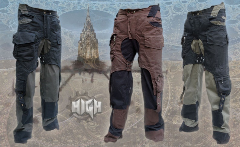Pu&ograve; includere: Tre paia di pantaloni cargo neri, marroni e verdi con pi&ugrave; tasche e cinturini. I pantaloni hanno un design unico con una sezione ritagliata sulla coscia e un pannello separato attaccato sotto il ginocchio.