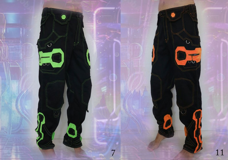 K&ouml;nnte beinhalten: Zwei Paar schwarze Cargohosen mit kontrastierenden Neon-Gr&uuml;n- und Orangeakzenten. Die Hosen haben mehrere Taschen und ein einzigartiges Design mit geometrischen Formen.