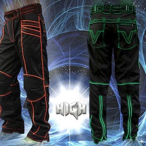 Op de afbeelding: Vier paar zwarte broeken met verschillende neonkleurige accenten. De broeken hebben een sportief, futuristisch ontwerp met reflecterende accenten. Het woord "HIGH" is in wit op een zwarte achtergrond gedrukt.