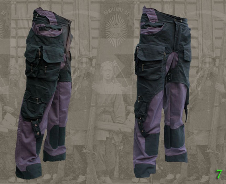 Pu&ograve; includere: Pantaloni cargo viola e neri con pi&ugrave; tasche e cinturini. I pantaloni hanno un design unico con un aspetto a strati.