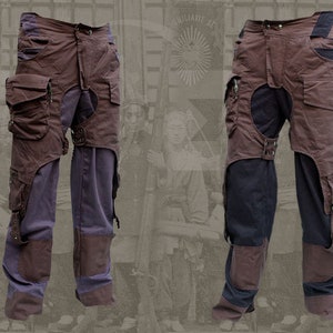 Pu&ograve; includere: Due paia di pantaloni cargo marroni con un design unico. I pantaloni hanno uno strato esterno marrone con uno strato interno viola o nero. I pantaloni hanno una grande tasca sulla coscia sinistra e una tasca pi&ugrave; piccola sulla coscia destra. I pantaloni hanno anche una cinghia che va intorno alla vita e si attacca alle gambe.
