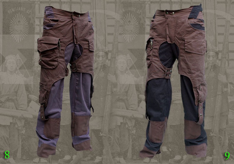 Pu&ograve; includere: Due paia di pantaloni cargo marroni con un design unico. I pantaloni hanno uno strato esterno marrone con uno strato interno viola o nero. I pantaloni hanno una grande tasca sulla coscia sinistra e una tasca pi&ugrave; piccola sulla coscia destra. I pantaloni hanno anche una cinghia che va intorno alla vita e si attacca alle gambe.