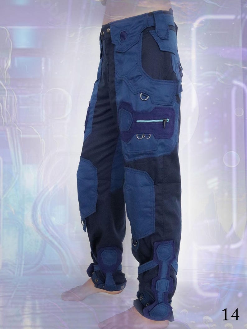 K&ouml;nnte beinhalten: Blaue und schwarze Cargohose mit mehreren Taschen und Riemen. Die Hose hat ein futuristisches Design und ist aus strapazierf&auml;higem Stoff gefertigt.