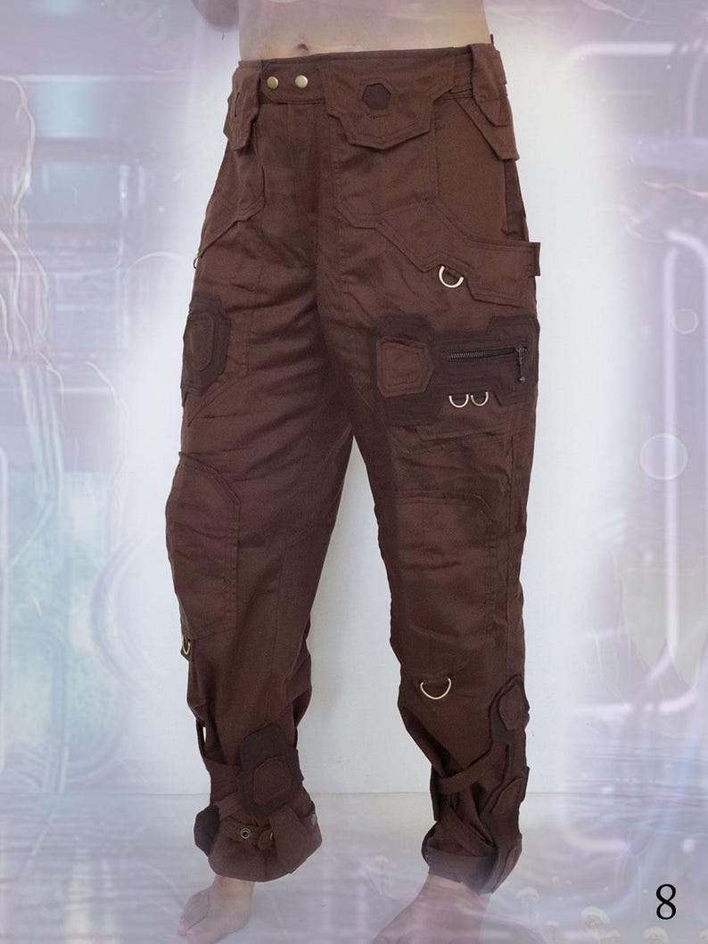 K&ouml;nnte beinhalten: Braune Cargohose mit mehreren Taschen und Schnallen. Die Hose hat eine lockere Passform und eine leicht verk&uuml;rzte L&auml;nge.