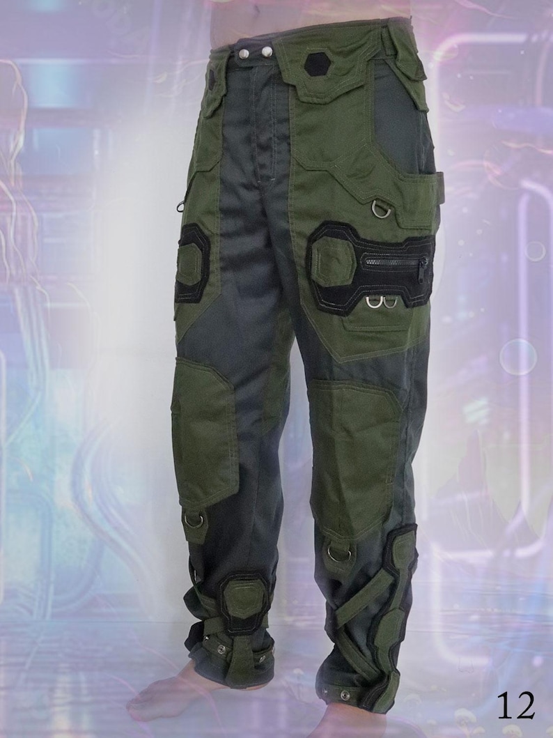K&ouml;nnte beinhalten: Gr&uuml;n-schwarze Cargohose mit mehreren Taschen und Riemen. Die Hose hat ein futuristisches Design mit verst&auml;rkten Knien und Kn&ouml;cheln.