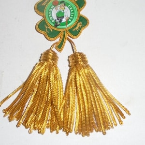 Deluxe Vintage Style Boston Celtics Good Luck 4 Leaf Clover NBA Game Pin Badge Irish MA Crest Parade Champions Bird Champs