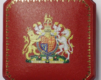 Deluxe Display Britain English Royal England Crest King Queen Coin Token Medal Pin Jewelry Necklace Case Box UK