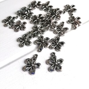 20pcs Daisy Flower Charms/Floral Charms Antique Silver Tone 16x19mm