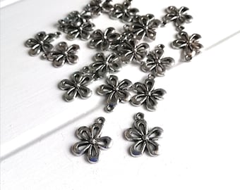 20pcs Daisy Flower Charms/Floral Charms Antique Silver Tone 16x19mm