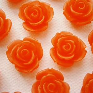 6 cabochões grandes de rosa de resina vermelha fosca.