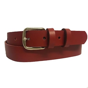 Cintura in pelle color sangue di bue bordeaux per donna e uomo. Larghezza 25 mm. Fatta a mano nel Regno Unito in vera pelle al 100% con fibbia in acciaio di qualità.