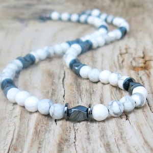 Witte howliet herenketting, herenhematietketting, herenkralenketting, surferketting, herensieraden