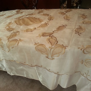 Elegant chiffon satin cream gold table cloth and 12 napkins image 1