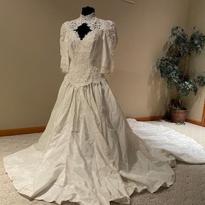 Vintage wedding gown size 10-12