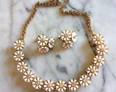 Vintage parure by CORO, choker and earrings. Gold tone metal, white lucite flowers and clear rhinestones. Original 1940s-50s cod. A336